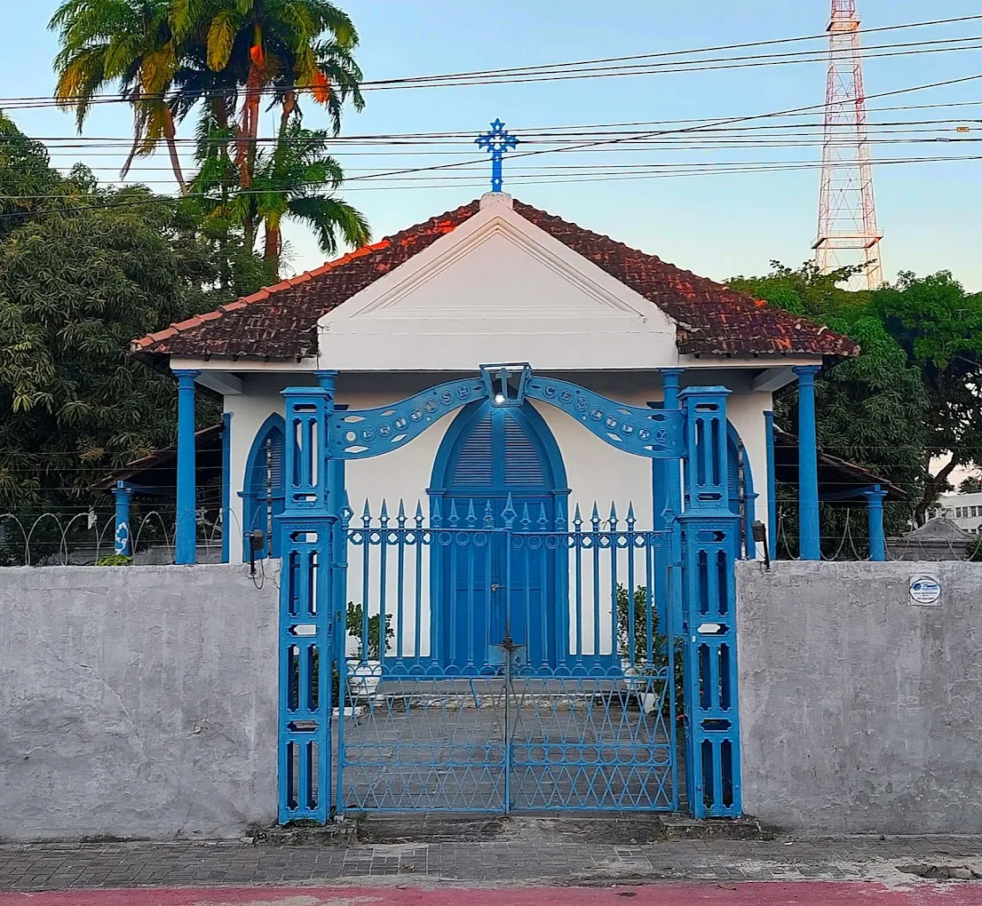 Entrada da Capela dos Ingleses com seu portão azul